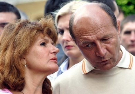 Traian şi Maria Băsescu SEPARAŢI. Traian se MUTĂ în casa Mioarei Roman