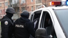 Politistii au gasit zeci de mii de euro la domiciliile suspectilor