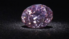Diamant roz vândut la licitaţie pentru 40 milioane de dolari