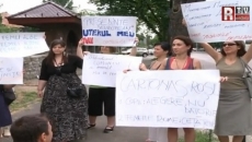 femeile protesteaza la palatul cotroceni
