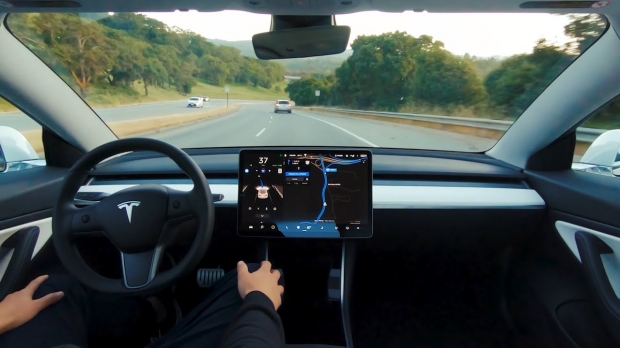 Tehnologia Autopilot pe vehiculele autonome controlează mişcările maşinii 