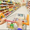 Românii au preferat magazinele de la colţ şi cele mai ieftine în primele şase luni ale anului