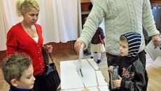 Părinţii vor avea voie cu copiii în cabina de vot